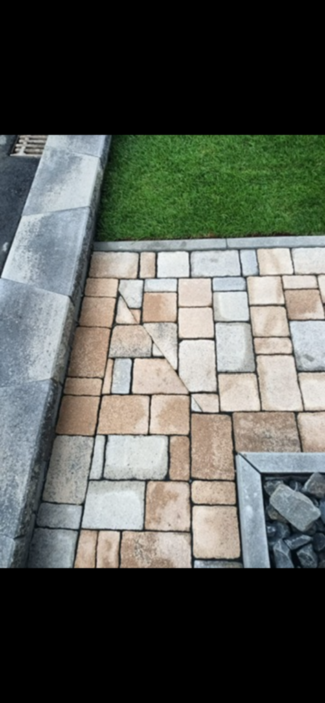 Terrassenpflaster aus Natursteinplatten mit Randeinfassung